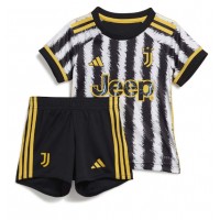 Camiseta Juventus Primera Equipación para niños 2023-24 manga corta (+ pantalones cortos)